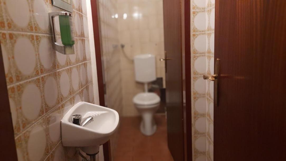 Einzelzimmer mit Gemeinschafts-WC auf dem Flur